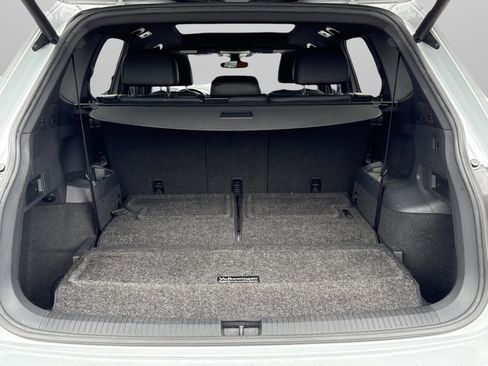 Used 2018 Volkswagen Tiguan SEL Premium w/ R-Line Package image 29