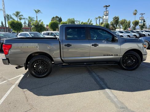 Used 2019 Nissan Titan SV w/ SV Convenience Package AWD/4WD image 4