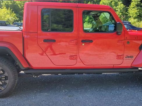 New 2025 Jeep Gladiator Sport image 7