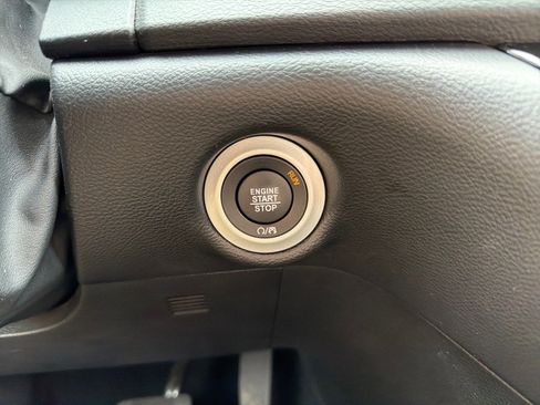 Used 2025 Chrysler Pacifica Select FWD image 17