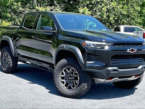 Used 2025 Chevrolet Colorado ZR2 w/ Technology Package AWD/4WD image 3