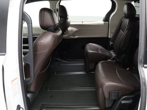 Certified 2021 Toyota Sienna Platinum image 19