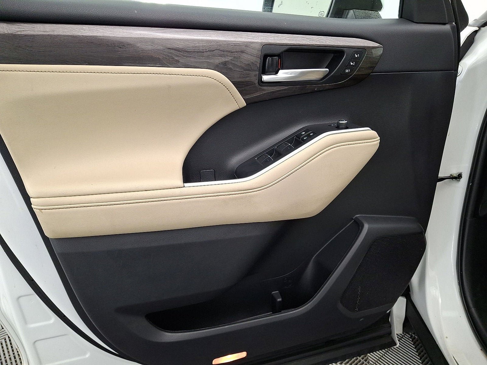 Used 2023 Toyota Highlander Limited AWD/4WD image 2