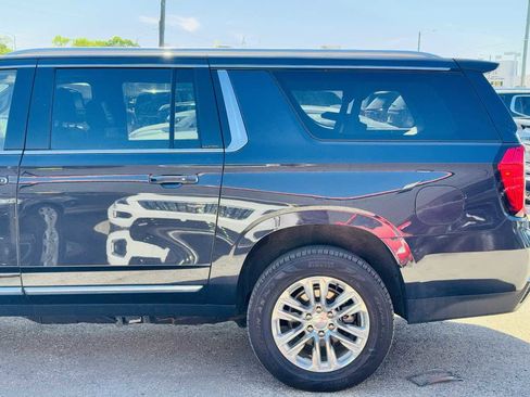 Used 2023 GMC Yukon XL SLT AWD/4WD image 8
