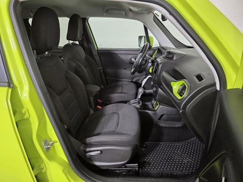 Used 2018 Jeep Renegade Latitude w/ Cold Weather Group image 23