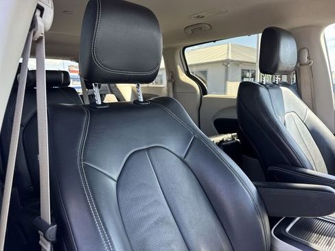 Used 2022 Chrysler Pacifica Touring-L image 24