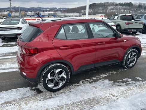 Used 2025 Hyundai Venue Limited image 7