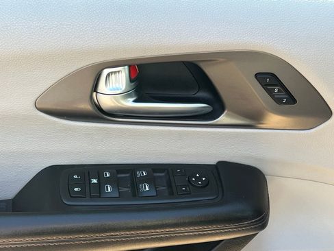 Used 2020 Chrysler Pacifica Touring-L FWD image 25