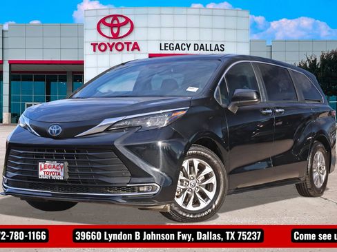 Used 2024 Toyota Sienna XLE image 1