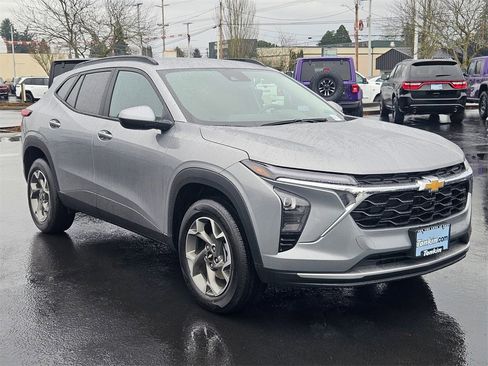 Used 2026 Chevrolet Trax LT image 8