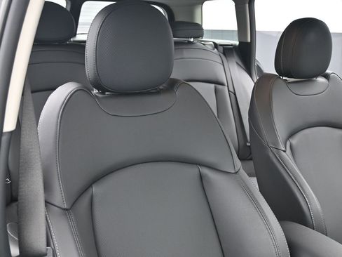 Used 2023 MINI Cooper Clubman S w/ Premium Package image 34