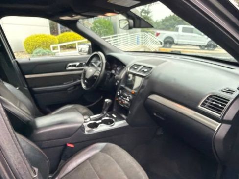 Used 2018 Ford Explorer XLT w/ Equipment Group 202A AWD/4WD image 10