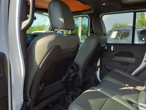 Used 2025 Jeep Gladiator Mojave w/ Convenience Group AWD/4WD image 12