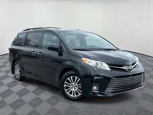 Used 2019 Toyota Sienna XLE w/ XLE Navigation Package image 1
