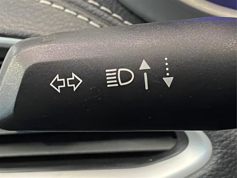 Used 2023 Chrysler Pacifica Touring FWD image 12
