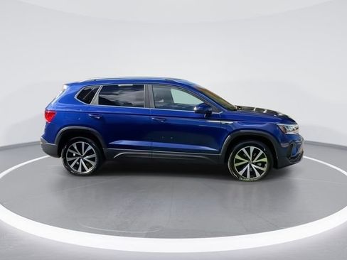 Certified 2023 Volkswagen Taos SE w/ Panoramic Sunroof Package image 9