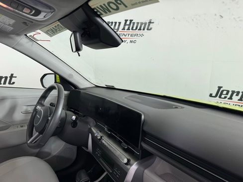 Used 2025 Hyundai Kona SEL image 30