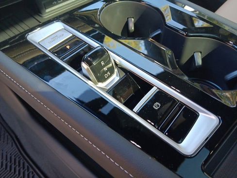 Used 2025 Volkswagen Atlas Cross Sport SE w/ Panoramic Sunroof Package image 24