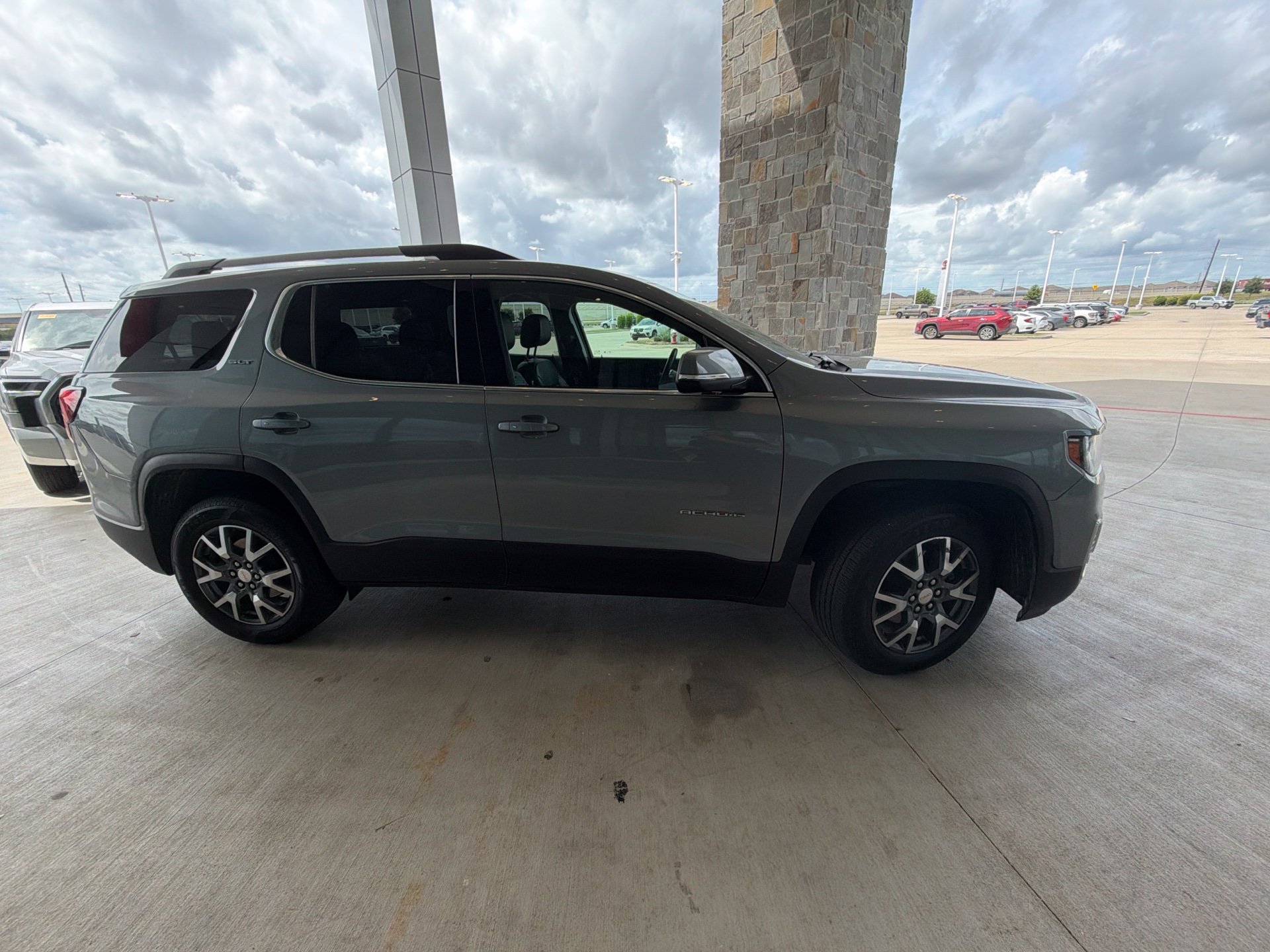 Used 2023 GMC Acadia SLT FWD image 7
