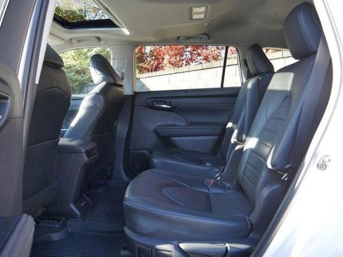 Used 2022 Toyota Highlander XLE AWD/4WD image 15