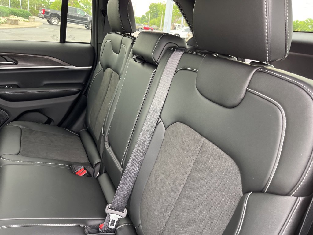 New 2026 Jeep Grand Cherokee Altitude AWD/4WD image 34