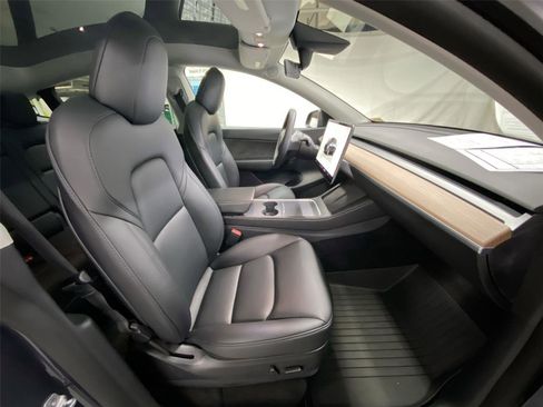 Used 2022 Tesla Model Y Long Range image 30