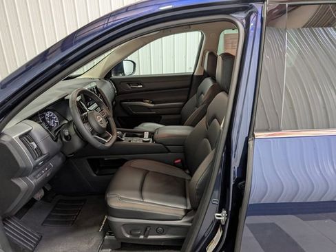 Used 2025 Nissan Pathfinder SL AWD/4WD image 15