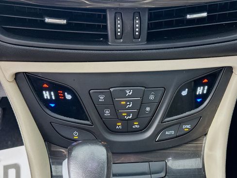Used 2020 Buick Envision Essence FWD image 16