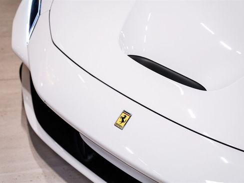 Used 2021 Ferrari F8 Tributo RWD image 10