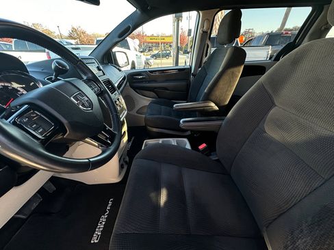 Used 2016 Dodge Grand Caravan SE image 12