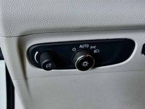 Used 2022 Buick Envision Avenir w/ Technology Package II FWD image 17