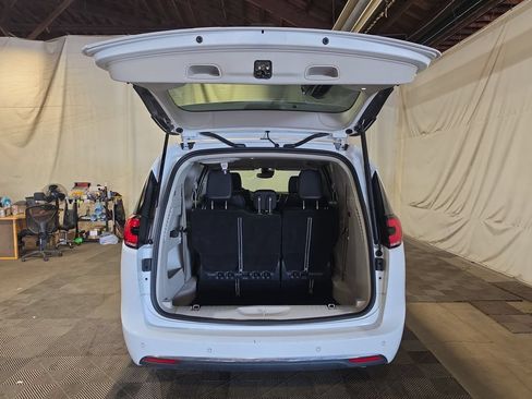 Used 2024 Chrysler Pacifica Touring-L FWD image 19