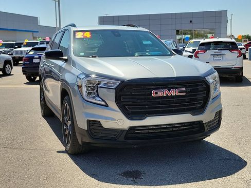 Used 2024 GMC Terrain SLE w/ Driver Convenience Package FWD image 2