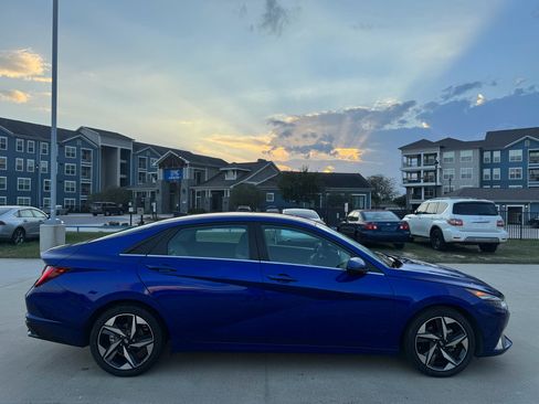 Used 2021 Hyundai Elantra Limited image 9