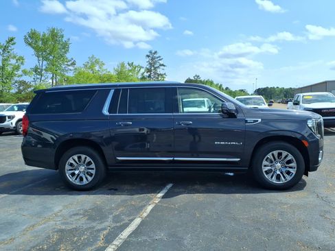 Used 2023 GMC Yukon XL Denali w/ Advanced Technology Package RWD image 3