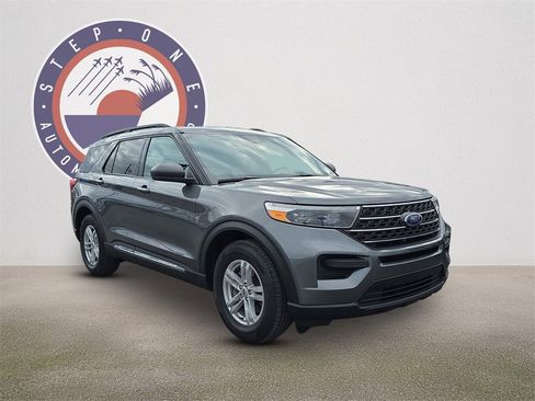 Used 2024 Ford Explorer XLT image 2