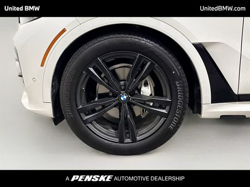Used 2022 BMW X7 xDrive40i w/ M Sport Package AWD/4WD image 2