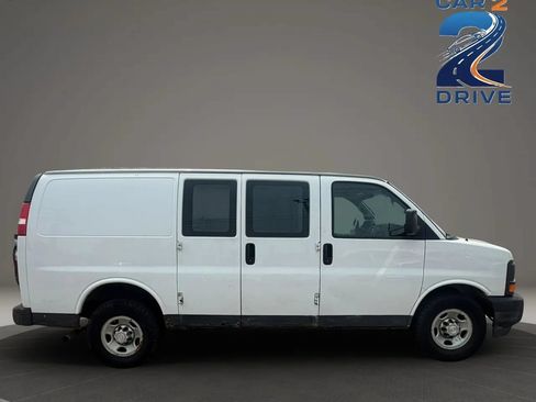 Used 2017 Chevrolet Express 2500 RWD image 5