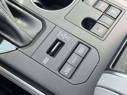 Used 2023 Toyota Highlander XLE AWD/4WD image 14