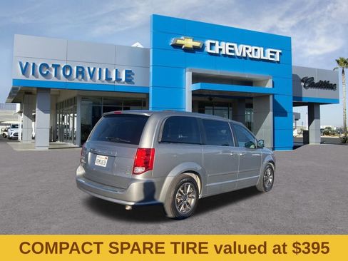 Used 2017 Dodge Grand Caravan SXT image 3