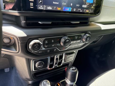 Used 2024 Jeep Wrangler Unlimited Sahara AWD/4WD image 29