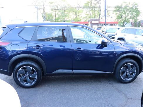 Used 2024 Nissan Rogue SV image 6