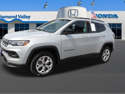 Used 2025 Jeep Compass Latitude image 3