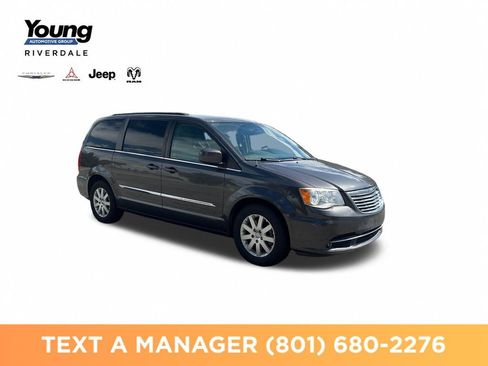 Used 2016 Chrysler Town & Country Touring FWD image 7