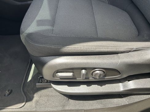 Used 2023 Chevrolet Traverse LT FWD image 11