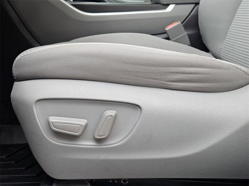 Used 2023 Toyota Highlander LE image 19