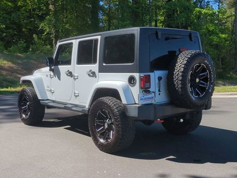Used 2018 Jeep Wrangler Unlimited Sahara w/ Connectivity Group AWD/4WD image 11