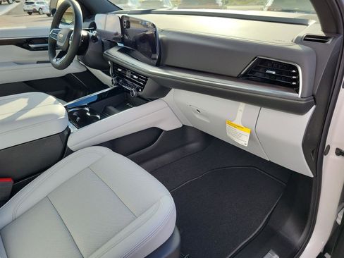 New 2025 Chevrolet Suburban Premier image 27