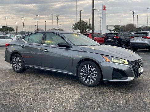 Used 2024 Nissan Altima 2.5 SV image 2