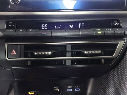 Used 2025 Toyota Camry SE image 40